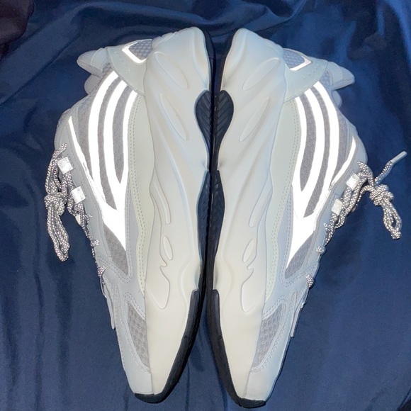 COPY - Selling a used pair of yeezy 700V2 static - Picture 2 of 9